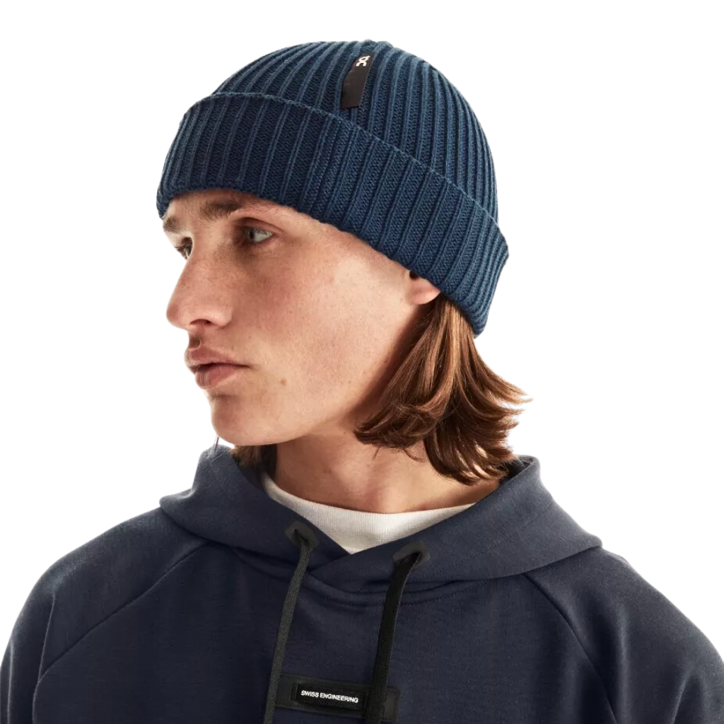 On Running STUDIO Beanie | Navy  | 2UE30510553 | The Run Hub